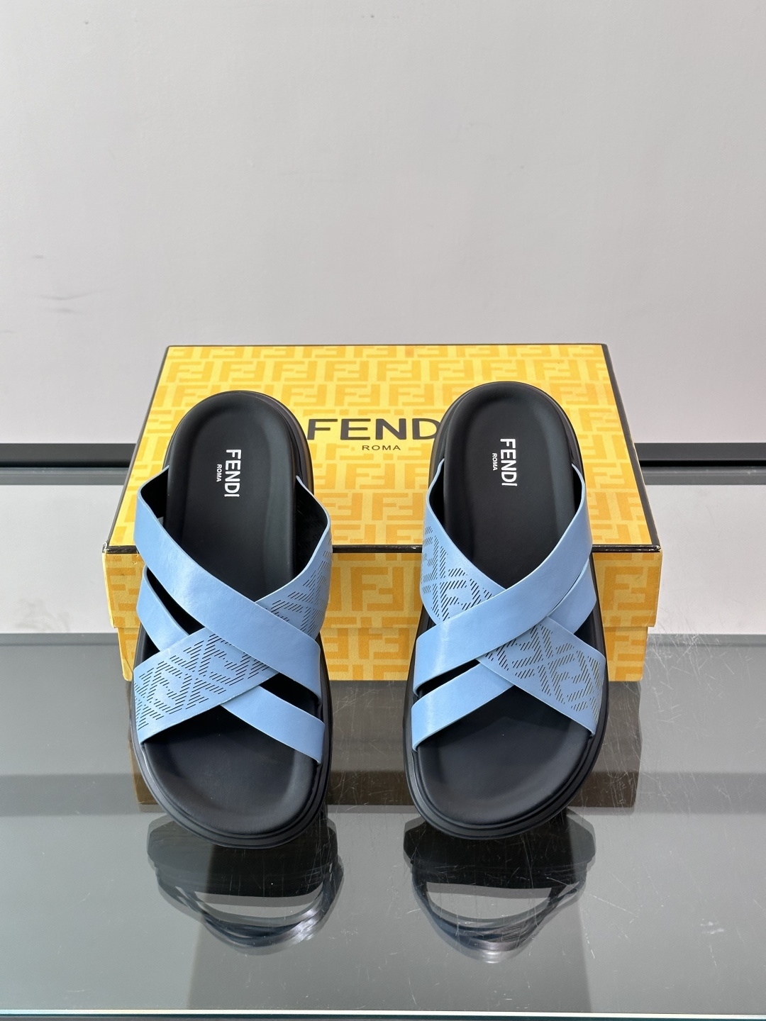 FEND*新款男士休闲拖鞋 真皮拼接老花牛仔面料真皮垫脚 加经典老花面印花 时尚稳重大气 鞋型非常包脚舒适 橡胶防 FEND*新款男士休闲拖鞋 真皮拼接老花牛仔面料真皮垫脚 加经典老花面印花 时尚稳重大气 鞋型非常包脚舒适 橡胶防