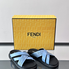 FEND*新款男士休闲拖鞋 真皮拼接老花牛仔面料真皮垫脚 加经典老花面印花 时尚稳重大气 鞋型非常包脚舒适 橡胶防 FEND*新款男士休闲拖鞋 真皮拼接老花牛仔面料真皮垫脚 加经典老花面印花 时尚稳重大气 鞋型非常包脚舒适 橡胶防