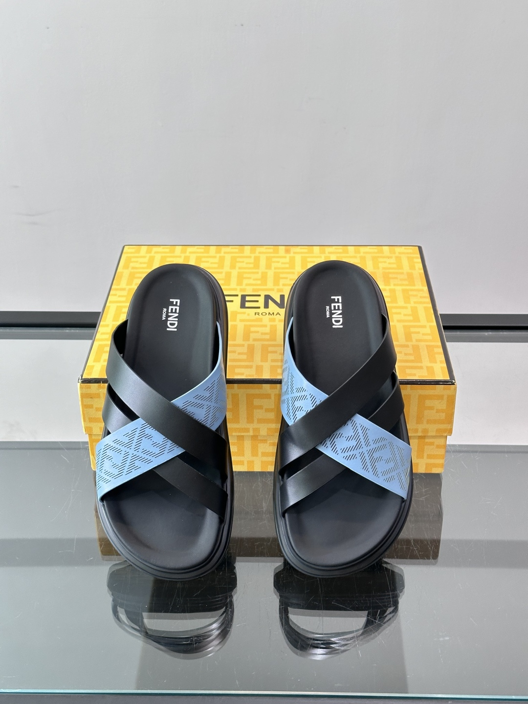 FEND*新款男士休闲拖鞋 真皮拼接老花牛仔面料真皮垫脚 加经典老花面印花 时尚稳重大气 鞋型非常包脚舒适 橡胶防 FEND*新款男士休闲拖鞋 真皮拼接老花牛仔面料真皮垫脚 加经典老花面印花 时尚稳重大气 鞋型非常包脚舒适 橡胶防