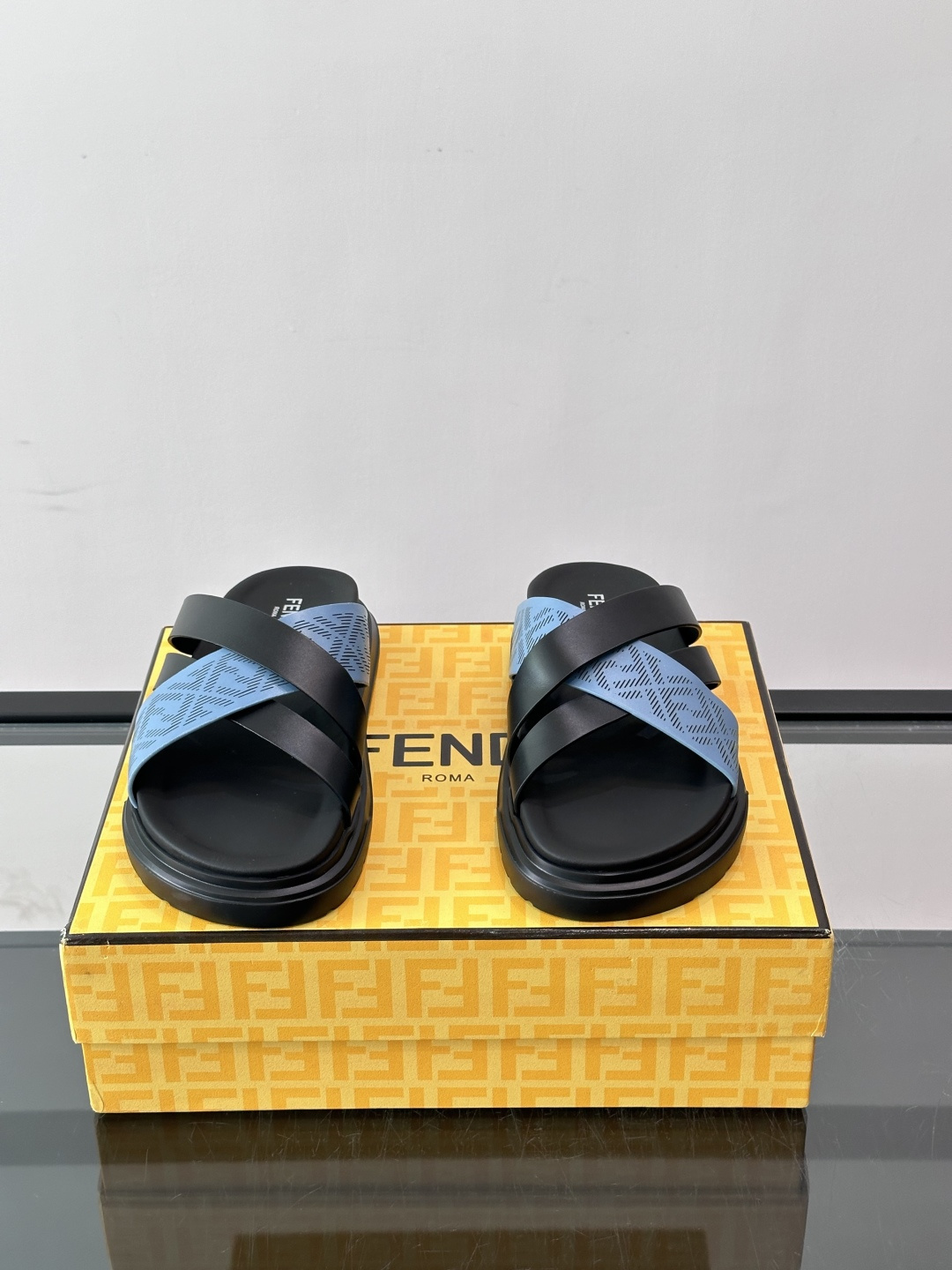 FEND*新款男士休闲拖鞋 真皮拼接老花牛仔面料真皮垫脚 加经典老花面印花 时尚稳重大气 鞋型非常包脚舒适 橡胶防 FEND*新款男士休闲拖鞋 真皮拼接老花牛仔面料真皮垫脚 加经典老花面印花 时尚稳重大气 鞋型非常包脚舒适 橡胶防