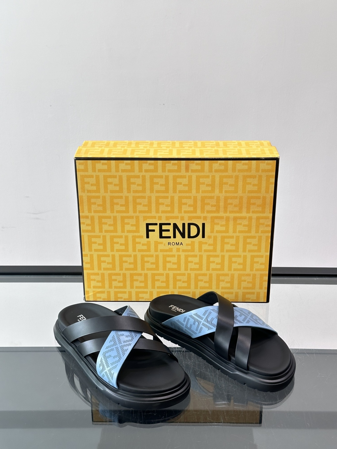 FEND*新款男士休闲拖鞋 真皮拼接老花牛仔面料真皮垫脚 加经典老花面印花 时尚稳重大气 鞋型非常包脚舒适 橡胶防 FEND*新款男士休闲拖鞋 真皮拼接老花牛仔面料真皮垫脚 加经典老花面印花 时尚稳重大气 鞋型非常包脚舒适 橡胶防
