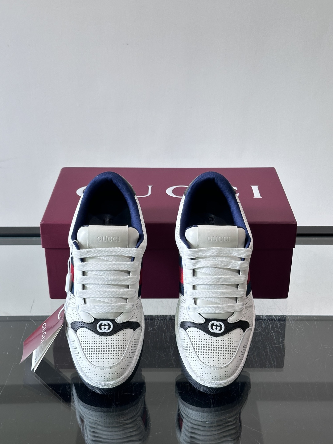 Gu~i🆕低帮运动鞋系列®复古小脏鞋〰️🔜这款运动鞋以70年代经典运动鞋为灵感原型🔸复古学院风款式与融入怀旧运动服风格的 Gu~i🆕低帮运动鞋系列®复古小脏鞋〰️🔜这款运动鞋以70年代经典运动鞋为灵感原型🔸复古学院风款式与融入怀旧运动服风格的