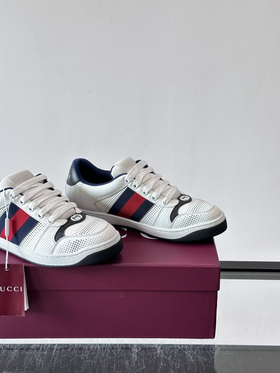 Gu~i🆕低帮运动鞋系列®复古小脏鞋〰️🔜这款运动鞋以70年代经典运动鞋为灵感原型🔸复古学院风款式与融入怀旧运动服风格的 Gu~i🆕低帮运动鞋系列®复古小脏鞋〰️🔜这款运动鞋以70年代经典运动鞋为灵感原型🔸复古学院风款式与融入怀旧运动服风格的