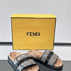 FEND*新款男士休闲拖鞋 真皮拼接老花牛仔面料真皮垫脚 加经典老花面印花 时尚稳重大气 鞋型非常包脚舒适 橡胶防 FEND*新款男士休闲拖鞋 真皮拼接老花牛仔面料真皮垫脚 加经典老花面印花 时尚稳重大气 鞋型非常包脚舒适 橡胶防