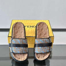 FEND*新款男士休闲拖鞋 真皮拼接老花牛仔面料真皮垫脚 加经典老花面印花 时尚稳重大气 鞋型非常包脚舒适 橡胶防 FEND*新款男士休闲拖鞋 真皮拼接老花牛仔面料真皮垫脚 加经典老花面印花 时尚稳重大气 鞋型非常包脚舒适 橡胶防