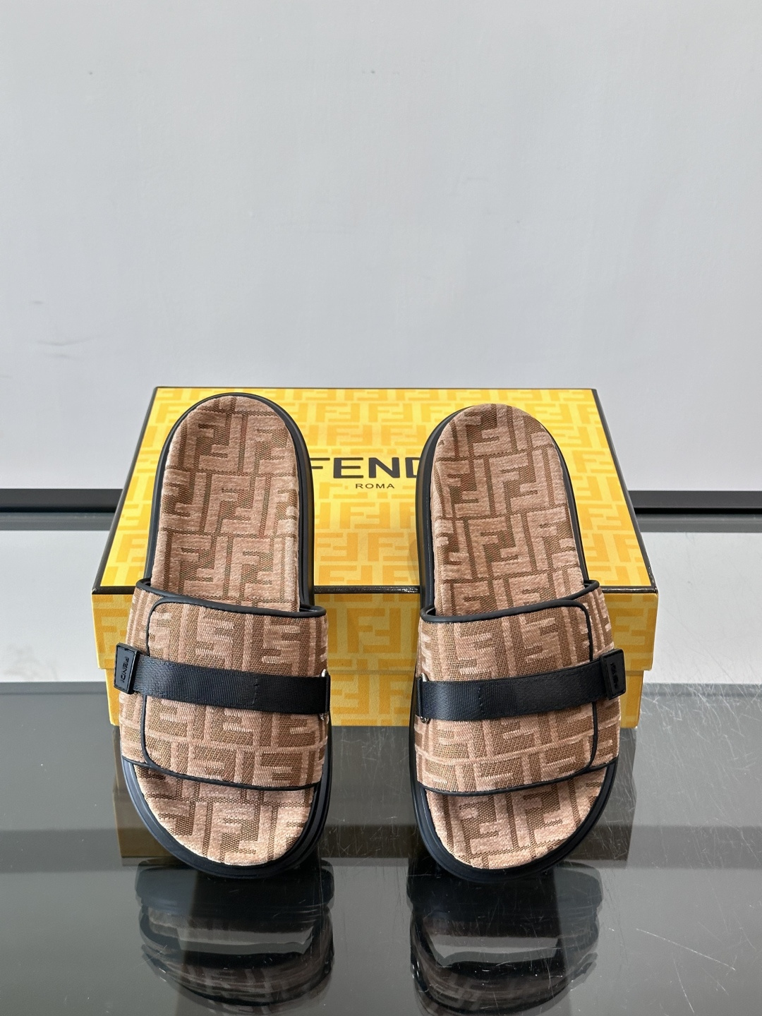 FEND*新款男士休闲拖鞋 真皮拼接老花牛仔面料真皮垫脚 加经典老花面印花 时尚稳重大气 鞋型非常包脚舒适 橡胶防 FEND*新款男士休闲拖鞋 真皮拼接老花牛仔面料真皮垫脚 加经典老花面印花 时尚稳重大气 鞋型非常包脚舒适 橡胶防