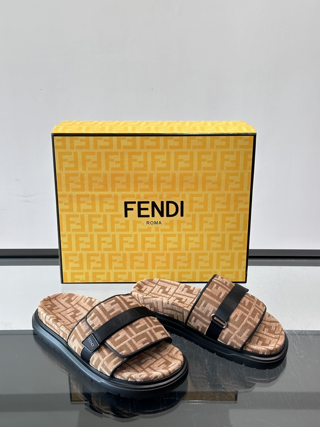 FEND*新款男士休闲拖鞋 真皮拼接老花牛仔面料真皮垫脚 加经典老花面印花 时尚稳重大气 鞋型非常包脚舒适 橡胶防 FEND*新款男士休闲拖鞋 真皮拼接老花牛仔面料真皮垫脚 加经典老花面印花 时尚稳重大气 鞋型非常包脚舒适 橡胶防