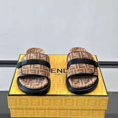 FEND*新款男士休闲拖鞋 真皮拼接老花牛仔面料真皮垫脚 加经典老花面印花 时尚稳重大气 鞋型非常包脚舒适 橡胶防 FEND*新款男士休闲拖鞋 真皮拼接老花牛仔面料真皮垫脚 加经典老花面印花 时尚稳重大气 鞋型非常包脚舒适 橡胶防