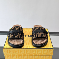 FEND*新款男士休闲拖鞋 真皮拼接老花牛仔面料真皮垫脚 加经典老花面印花 时尚稳重大气 鞋型非常包脚舒适 橡胶防 FEND*新款男士休闲拖鞋 真皮拼接老花牛仔面料真皮垫脚 加经典老花面印花 时尚稳重大气 鞋型非常包脚舒适 橡胶防