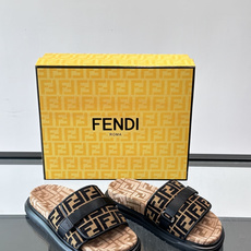 FEND*新款男士休闲拖鞋 真皮拼接老花牛仔面料真皮垫脚 加经典老花面印花 时尚稳重大气 鞋型非常包脚舒适 橡胶防 FEND*新款男士休闲拖鞋 真皮拼接老花牛仔面料真皮垫脚 加经典老花面印花 时尚稳重大气 鞋型非常包脚舒适 橡胶防