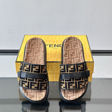 FEND*新款男士休闲拖鞋 真皮拼接老花牛仔面料真皮垫脚 加经典老花面印花 时尚稳重大气 鞋型非常包脚舒适 橡胶防 FEND*新款男士休闲拖鞋 真皮拼接老花牛仔面料真皮垫脚 加经典老花面印花 时尚稳重大气 鞋型非常包脚舒适 橡胶防