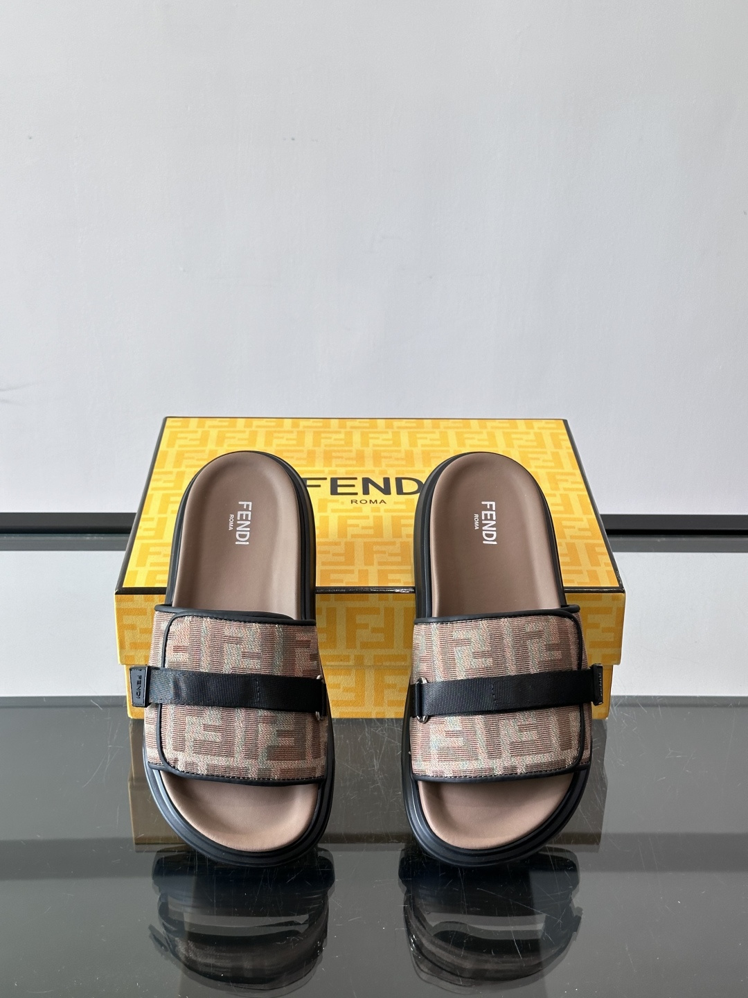 FEND*新款男士休闲拖鞋 真皮拼接老花牛仔面料真皮垫脚 加经典老花面印花 时尚稳重大气 鞋型非常包脚舒适 橡胶防 FEND*新款男士休闲拖鞋 真皮拼接老花牛仔面料真皮垫脚 加经典老花面印花 时尚稳重大气 鞋型非常包脚舒适 橡胶防