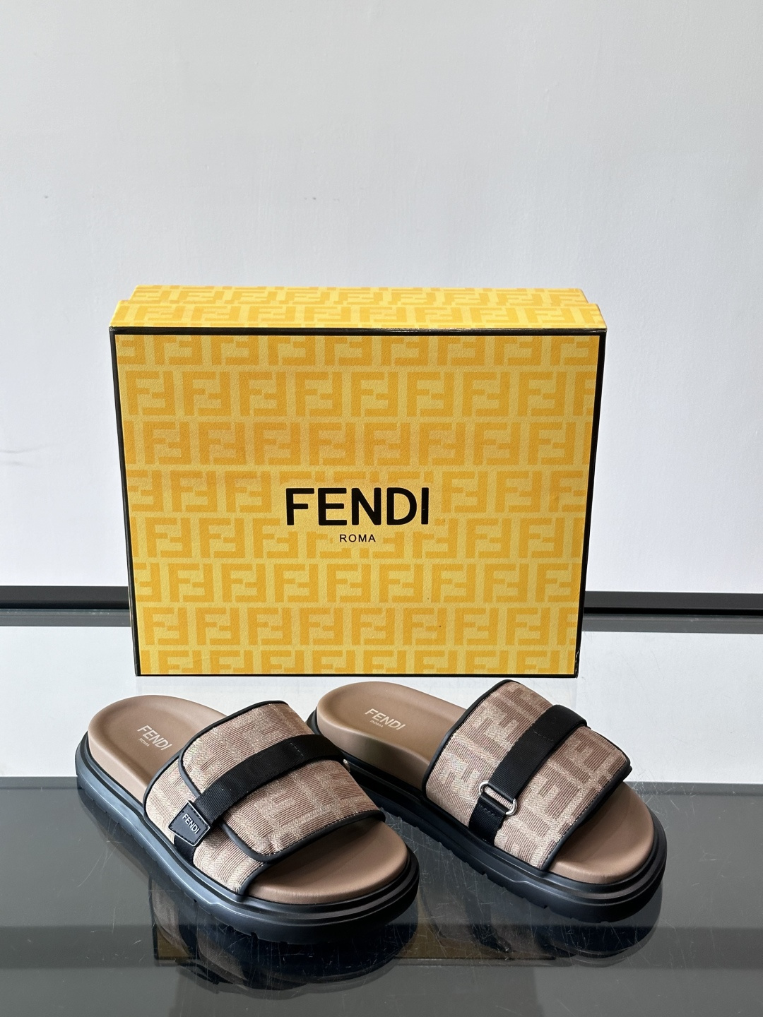 FEND*新款男士休闲拖鞋 真皮拼接老花牛仔面料真皮垫脚 加经典老花面印花 时尚稳重大气 鞋型非常包脚舒适 橡胶防 FEND*新款男士休闲拖鞋 真皮拼接老花牛仔面料真皮垫脚 加经典老花面印花 时尚稳重大气 鞋型非常包脚舒适 橡胶防