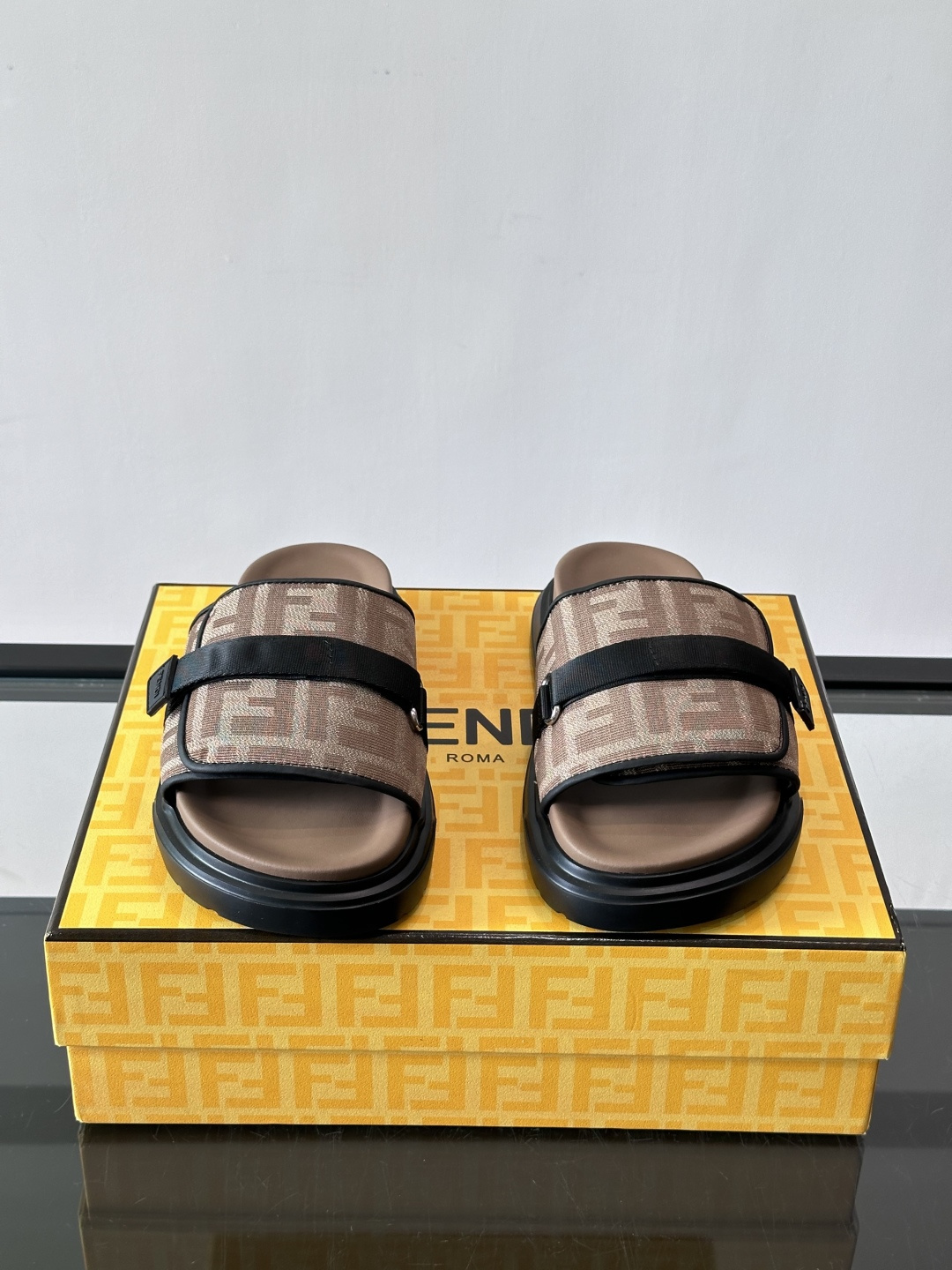 FEND*新款男士休闲拖鞋 真皮拼接老花牛仔面料真皮垫脚 加经典老花面印花 时尚稳重大气 鞋型非常包脚舒适 橡胶防 FEND*新款男士休闲拖鞋 真皮拼接老花牛仔面料真皮垫脚 加经典老花面印花 时尚稳重大气 鞋型非常包脚舒适 橡胶防