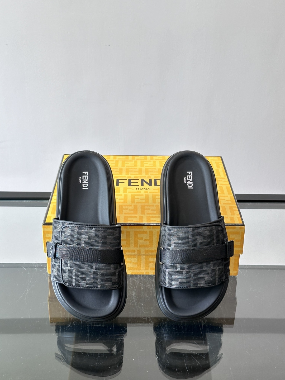 FEND*新款男士休闲拖鞋 真皮拼接老花牛仔面料真皮垫脚 加经典老花面印花 时尚稳重大气 鞋型非常包脚舒适 橡胶防 FEND*新款男士休闲拖鞋 真皮拼接老花牛仔面料真皮垫脚 加经典老花面印花 时尚稳重大气 鞋型非常包脚舒适 橡胶防