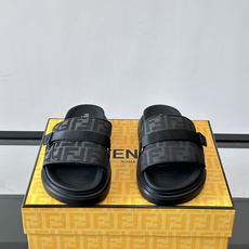 FEND*新款男士休闲拖鞋 真皮拼接老花牛仔面料真皮垫脚 加经典老花面印花 时尚稳重大气 鞋型非常包脚舒适 橡胶防 FEND*新款男士休闲拖鞋 真皮拼接老花牛仔面料真皮垫脚 加经典老花面印花 时尚稳重大气 鞋型非常包脚舒适 橡胶防