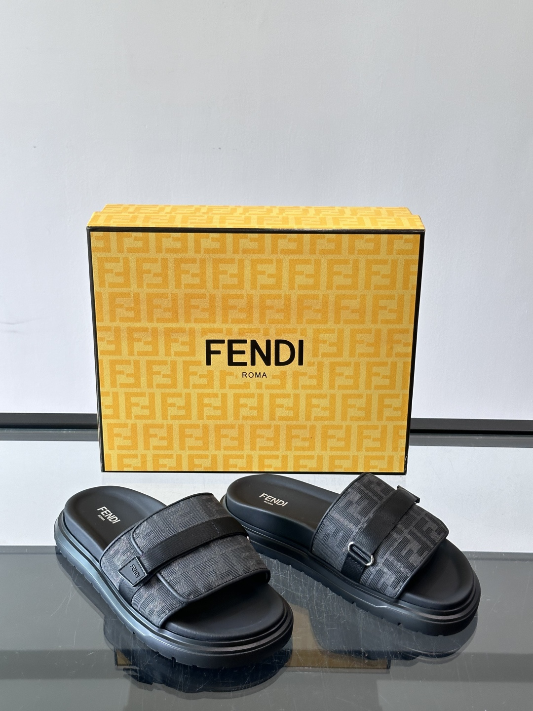 FEND*新款男士休闲拖鞋 真皮拼接老花牛仔面料真皮垫脚 加经典老花面印花 时尚稳重大气 鞋型非常包脚舒适 橡胶防 FEND*新款男士休闲拖鞋 真皮拼接老花牛仔面料真皮垫脚 加经典老花面印花 时尚稳重大气 鞋型非常包脚舒适 橡胶防