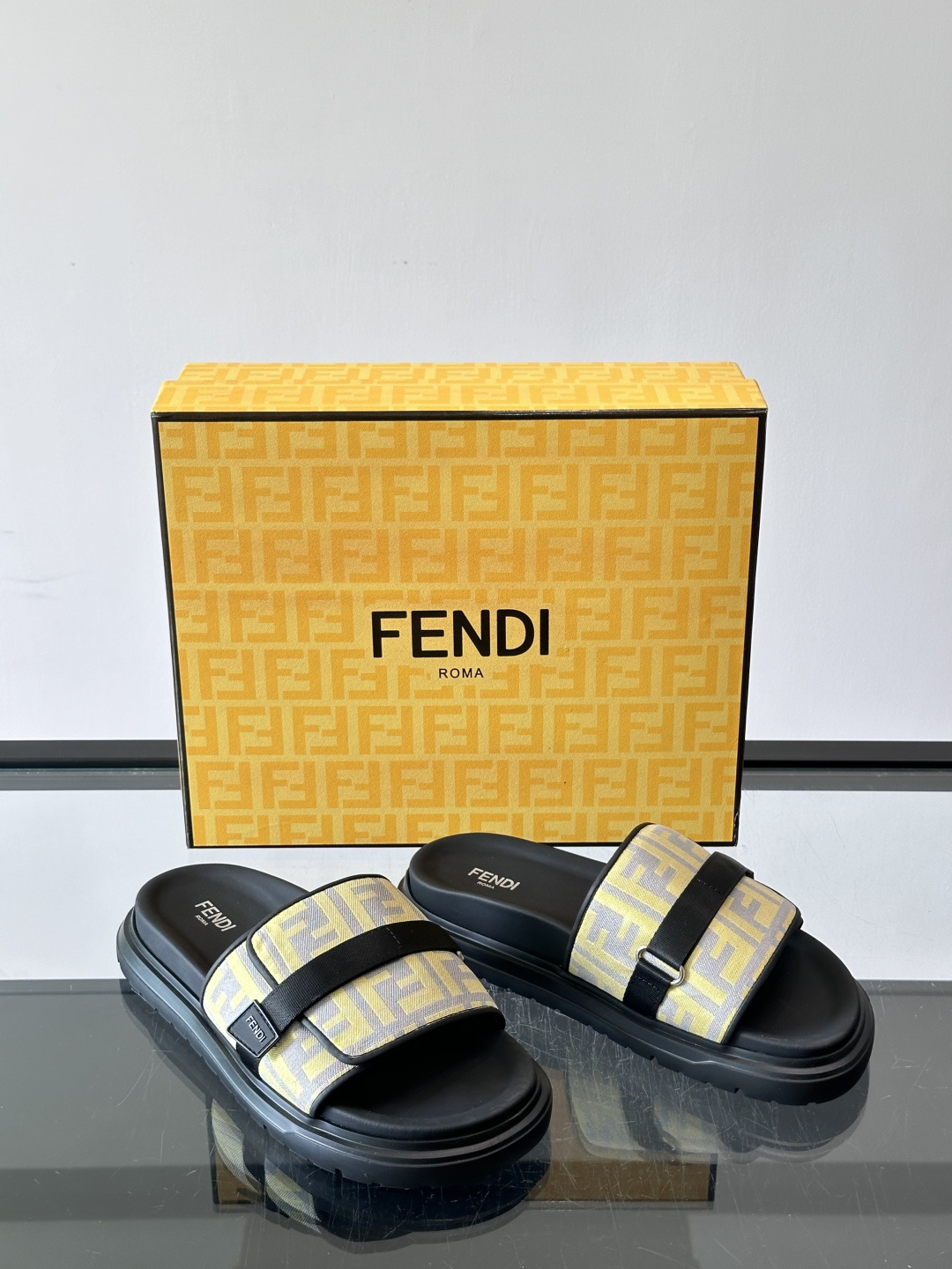 FEND*新款男士休闲拖鞋 真皮拼接老花牛仔面料真皮垫脚 加经典老花面印花 时尚稳重大气 鞋型非常包脚舒适 橡胶防 FEND*新款男士休闲拖鞋 真皮拼接老花牛仔面料真皮垫脚 加经典老花面印花 时尚稳重大气 鞋型非常包脚舒适 橡胶防