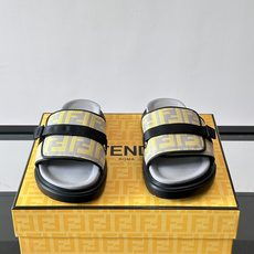FEND*新款男士休闲拖鞋 真皮拼接老花牛仔面料真皮垫脚 加经典老花面印花 时尚稳重大气 鞋型非常包脚舒适 橡胶防 FEND*新款男士休闲拖鞋 真皮拼接老花牛仔面料真皮垫脚 加经典老花面印花 时尚稳重大气 鞋型非常包脚舒适 橡胶防