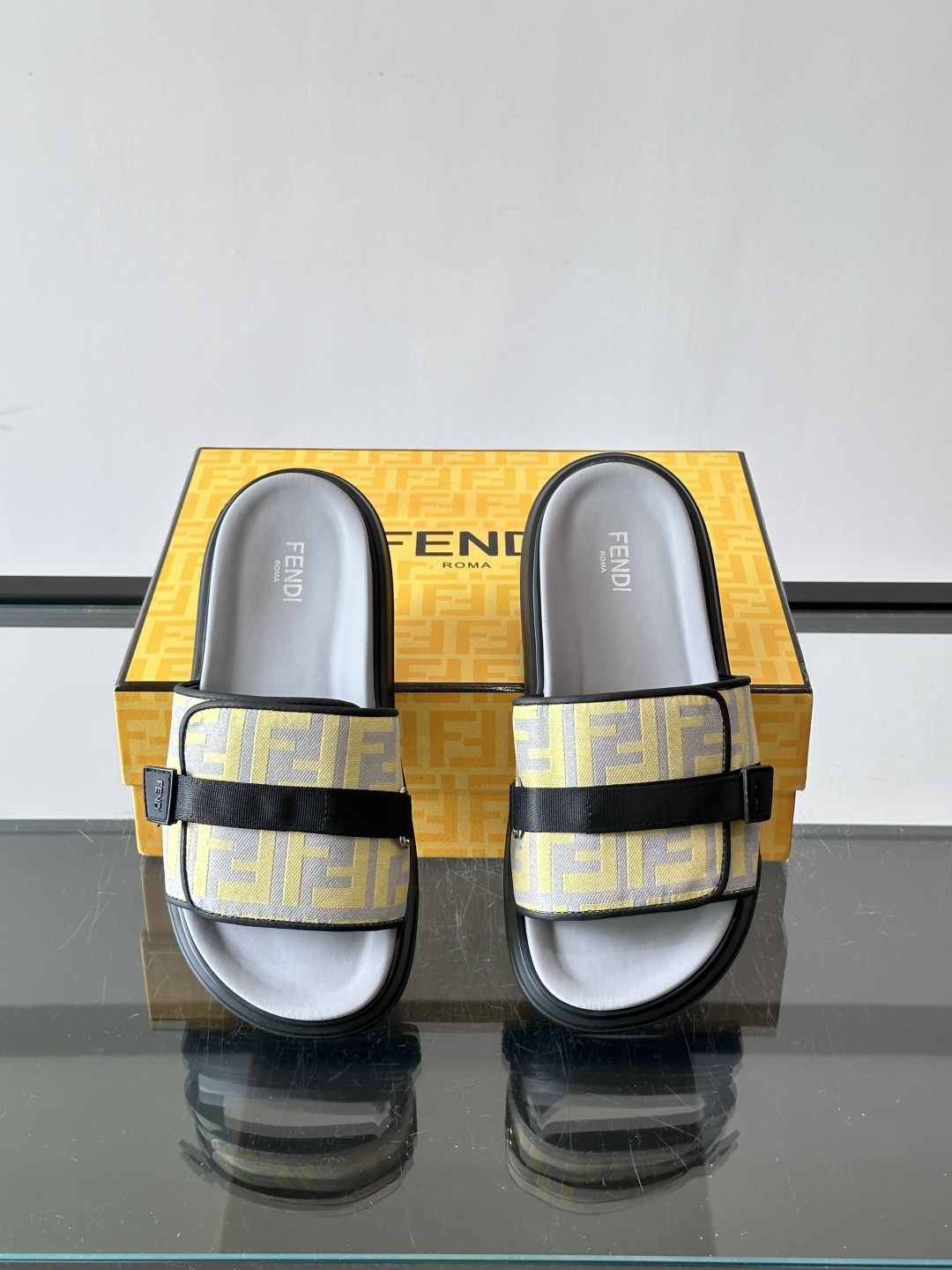 FEND*新款男士休闲拖鞋 真皮拼接老花牛仔面料真皮垫脚 加经典老花面印花 时尚稳重大气 鞋型非常包脚舒适 橡胶防 FEND*新款男士休闲拖鞋 真皮拼接老花牛仔面料真皮垫脚 加经典老花面印花 时尚稳重大气 鞋型非常包脚舒适 橡胶防