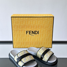 FEND*新款男士休闲拖鞋 真皮拼接老花牛仔面料真皮垫脚 加经典老花面印花 时尚稳重大气 鞋型非常包脚舒适 橡胶防 FEND*新款男士休闲拖鞋 真皮拼接老花牛仔面料真皮垫脚 加经典老花面印花 时尚稳重大气 鞋型非常包脚舒适 橡胶防
