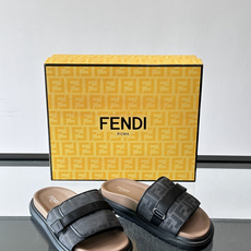 FEND*新款男士休闲拖鞋 真皮拼接老花牛仔面料真皮垫脚 加经典老花面印花 时尚稳重大气 鞋型非常包脚舒适 橡胶防 FEND*新款男士休闲拖鞋 真皮拼接老花牛仔面料真皮垫脚 加经典老花面印花 时尚稳重大气 鞋型非常包脚舒适 橡胶防