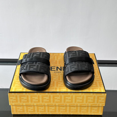 FEND*新款男士休闲拖鞋 真皮拼接老花牛仔面料真皮垫脚 加经典老花面印花 时尚稳重大气 鞋型非常包脚舒适 橡胶防 FEND*新款男士休闲拖鞋 真皮拼接老花牛仔面料真皮垫脚 加经典老花面印花 时尚稳重大气 鞋型非常包脚舒适 橡胶防