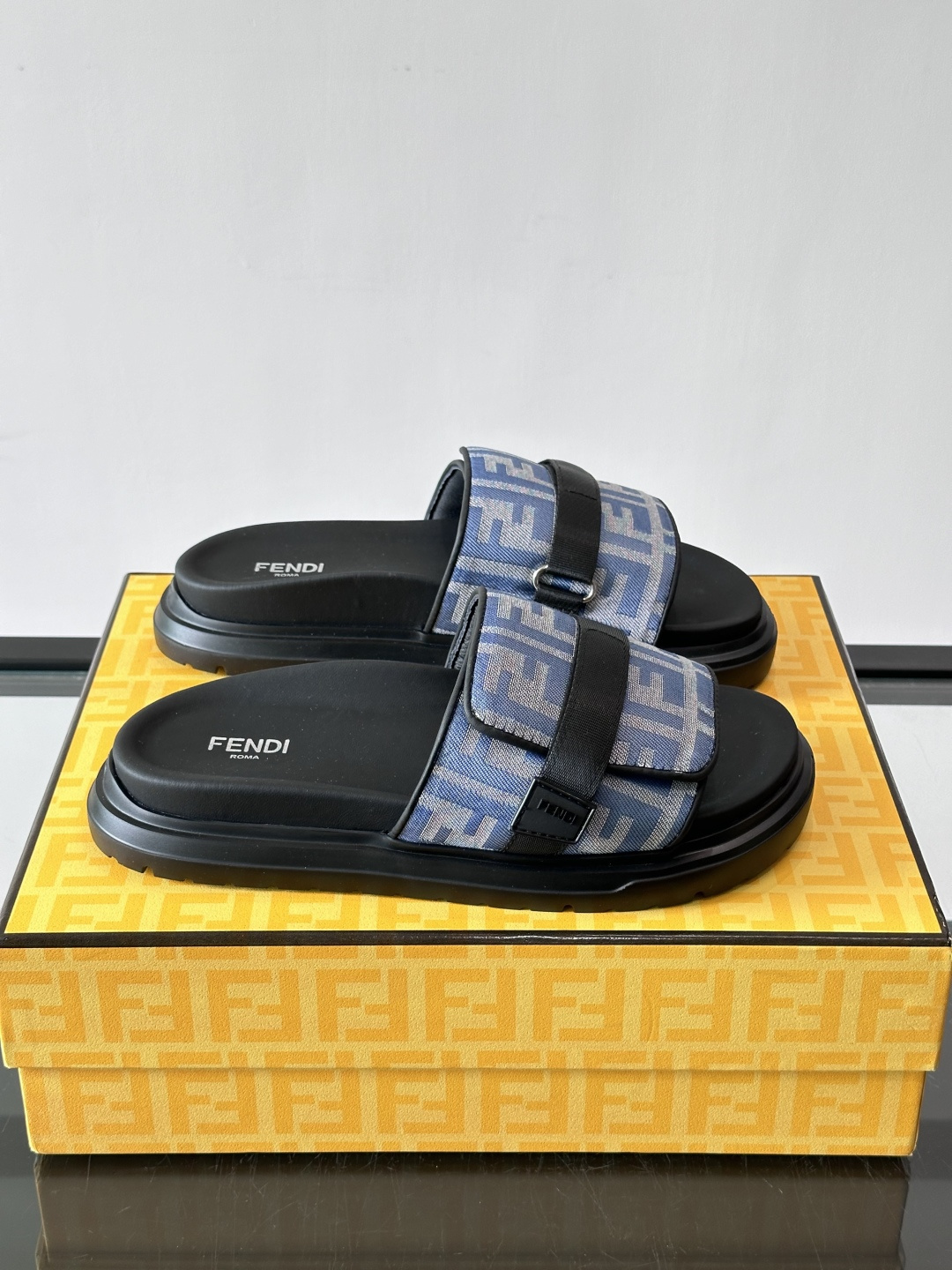 FEND*新款男士休闲拖鞋 真皮拼接老花牛仔面料真皮垫脚   加经典老花面印花 时尚稳重大气 鞋型非常包脚舒适  橡胶防