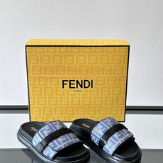 FEND*新款男士休闲拖鞋 真皮拼接老花牛仔面料真皮垫脚 加经典老花面印花 时尚稳重大气 鞋型非常包脚舒适 橡胶防 FEND*新款男士休闲拖鞋 真皮拼接老花牛仔面料真皮垫脚 加经典老花面印花 时尚稳重大气 鞋型非常包脚舒适 橡胶防