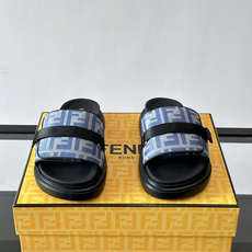 FEND*新款男士休闲拖鞋 真皮拼接老花牛仔面料真皮垫脚 加经典老花面印花 时尚稳重大气 鞋型非常包脚舒适 橡胶防 FEND*新款男士休闲拖鞋 真皮拼接老花牛仔面料真皮垫脚 加经典老花面印花 时尚稳重大气 鞋型非常包脚舒适 橡胶防