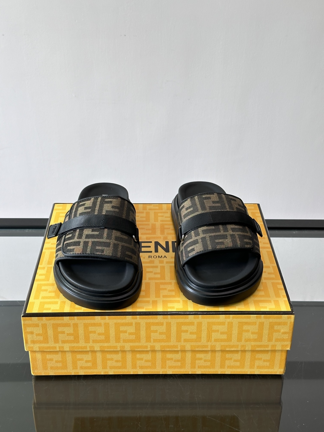 FEND*新款男士休闲拖鞋 真皮拼接老花牛仔面料真皮垫脚   加经典老花面印花 时尚稳重大气 鞋型非常包脚舒适  橡胶防