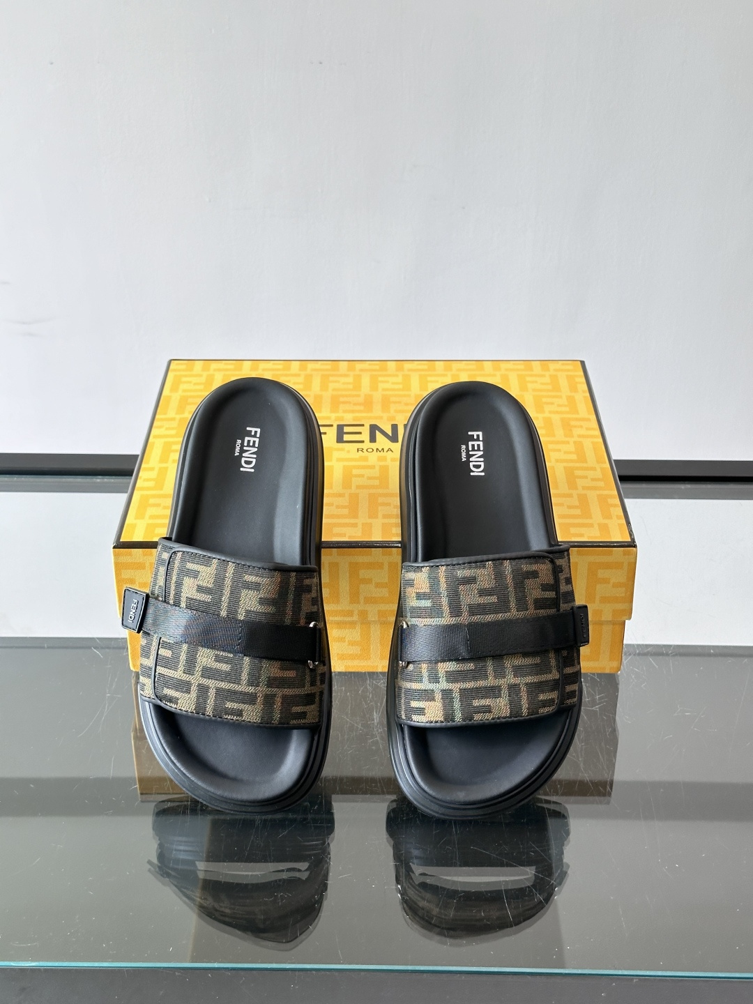 FEND*新款男士休闲拖鞋 真皮拼接老花牛仔面料真皮垫脚   加经典老花面印花 时尚稳重大气 鞋型非常包脚舒适  橡胶防