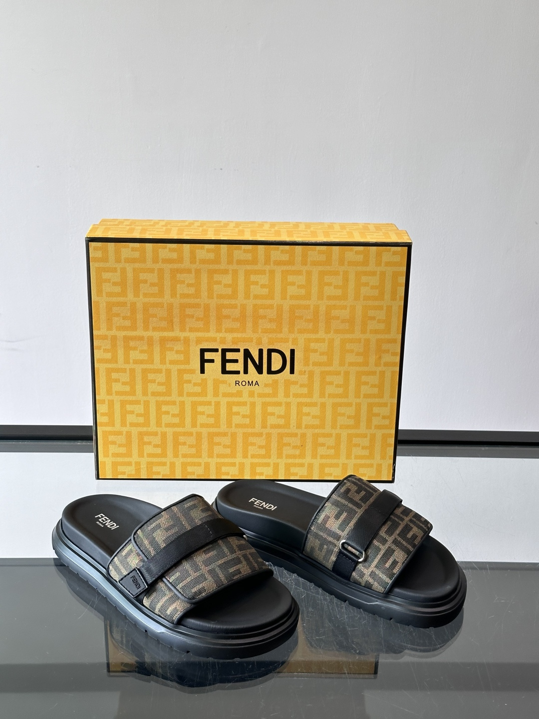 FEND*新款男士休闲拖鞋 真皮拼接老花牛仔面料真皮垫脚   加经典老花面印花 时尚稳重大气 鞋型非常包脚舒适  橡胶防