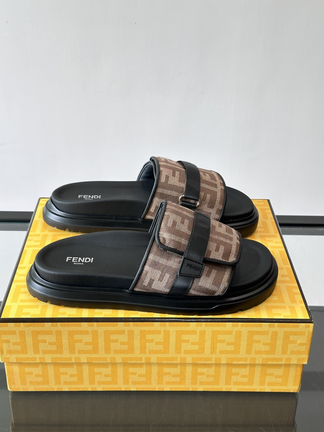 FEND*新款男士休闲拖鞋 真皮拼接老花牛仔面料真皮垫脚   加经典老花面印花 时尚稳重大气 鞋型非常包脚舒适  橡胶防