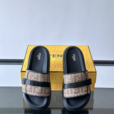 FEND*新款男士休闲拖鞋 真皮拼接老花牛仔面料真皮垫脚 加经典老花面印花 时尚稳重大气 鞋型非常包脚舒适 橡胶防 FEND*新款男士休闲拖鞋 真皮拼接老花牛仔面料真皮垫脚 加经典老花面印花 时尚稳重大气 鞋型非常包脚舒适 橡胶防