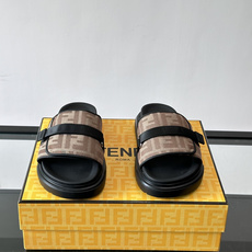 FEND*新款男士休闲拖鞋 真皮拼接老花牛仔面料真皮垫脚 加经典老花面印花 时尚稳重大气 鞋型非常包脚舒适 橡胶防 FEND*新款男士休闲拖鞋 真皮拼接老花牛仔面料真皮垫脚 加经典老花面印花 时尚稳重大气 鞋型非常包脚舒适 橡胶防
