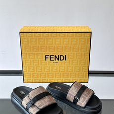 FEND*新款男士休闲拖鞋 真皮拼接老花牛仔面料真皮垫脚 加经典老花面印花 时尚稳重大气 鞋型非常包脚舒适 橡胶防 FEND*新款男士休闲拖鞋 真皮拼接老花牛仔面料真皮垫脚 加经典老花面印花 时尚稳重大气 鞋型非常包脚舒适 橡胶防