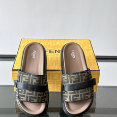 FEND*新款男士休闲拖鞋 真皮拼接老花牛仔面料真皮垫脚 加经典老花面印花 时尚稳重大气 鞋型非常包脚舒适 橡胶防 FEND*新款男士休闲拖鞋 真皮拼接老花牛仔面料真皮垫脚 加经典老花面印花 时尚稳重大气 鞋型非常包脚舒适 橡胶防