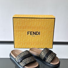 FEND*新款男士休闲拖鞋 真皮拼接老花牛仔面料真皮垫脚 加经典老花面印花 时尚稳重大气 鞋型非常包脚舒适 橡胶防 FEND*新款男士休闲拖鞋 真皮拼接老花牛仔面料真皮垫脚 加经典老花面印花 时尚稳重大气 鞋型非常包脚舒适 橡胶防