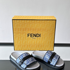 FEND*新款男士休闲拖鞋 真皮拼接老花牛仔面料真皮垫脚 加经典老花面印花 时尚稳重大气 鞋型非常包脚舒适 橡胶防 FEND*新款男士休闲拖鞋 真皮拼接老花牛仔面料真皮垫脚 加经典老花面印花 时尚稳重大气 鞋型非常包脚舒适 橡胶防