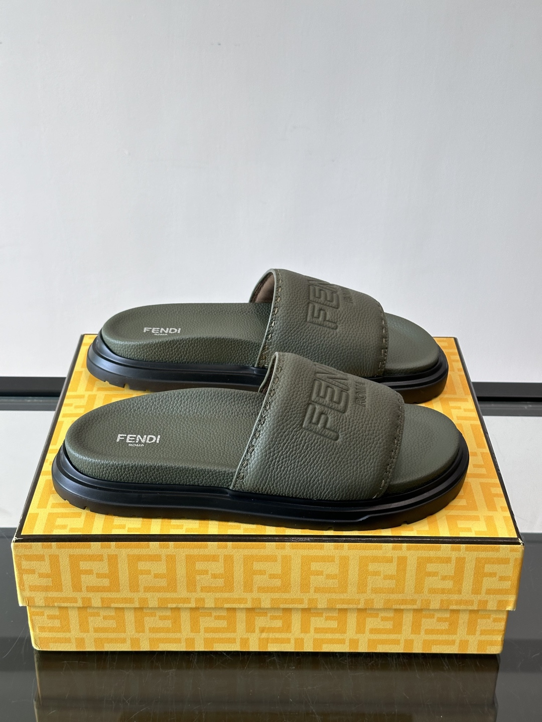 FEND*新款男士休闲拖鞋 真皮拼接老花牛仔面料真皮垫脚   加经典老花面印花 时尚稳重大气 鞋型非常包脚舒适  橡胶防