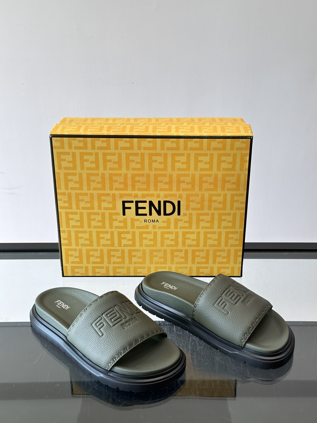 FEND*新款男士休闲拖鞋 真皮拼接老花牛仔面料真皮垫脚 加经典老花面印花 时尚稳重大气 鞋型非常包脚舒适 橡胶防 FEND*新款男士休闲拖鞋 真皮拼接老花牛仔面料真皮垫脚 加经典老花面印花 时尚稳重大气 鞋型非常包脚舒适 橡胶防