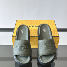 FEND*新款男士休闲拖鞋 真皮拼接老花牛仔面料真皮垫脚 加经典老花面印花 时尚稳重大气 鞋型非常包脚舒适 橡胶防 FEND*新款男士休闲拖鞋 真皮拼接老花牛仔面料真皮垫脚 加经典老花面印花 时尚稳重大气 鞋型非常包脚舒适 橡胶防