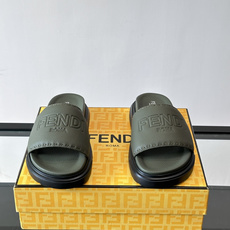 FEND*新款男士休闲拖鞋 真皮拼接老花牛仔面料真皮垫脚 加经典老花面印花 时尚稳重大气 鞋型非常包脚舒适 橡胶防 FEND*新款男士休闲拖鞋 真皮拼接老花牛仔面料真皮垫脚 加经典老花面印花 时尚稳重大气 鞋型非常包脚舒适 橡胶防