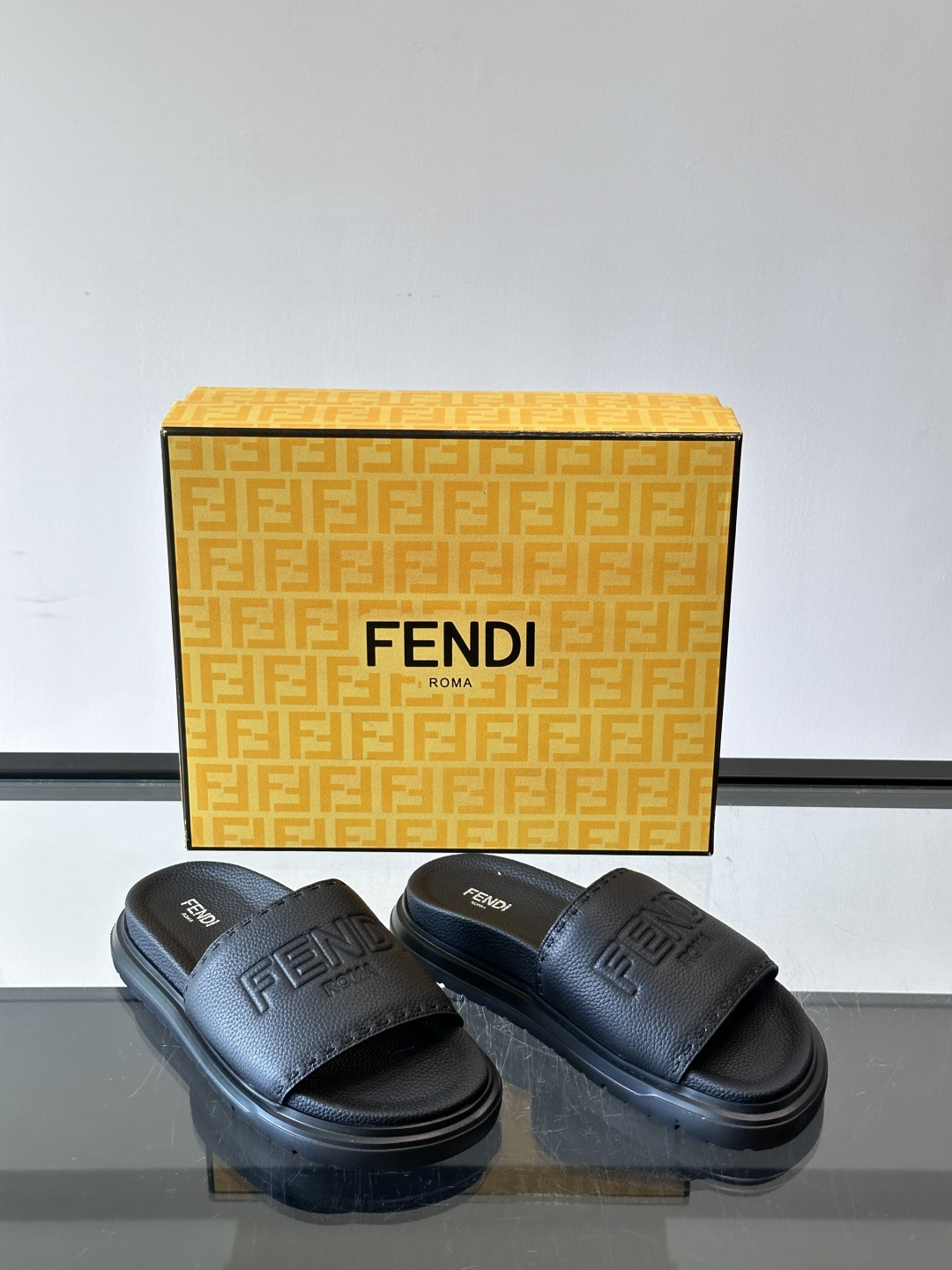 FEND*新款男士休闲拖鞋 真皮拼接老花牛仔面料真皮垫脚 加经典老花面印花 时尚稳重大气 鞋型非常包脚舒适 橡胶防 FEND*新款男士休闲拖鞋 真皮拼接老花牛仔面料真皮垫脚 加经典老花面印花 时尚稳重大气 鞋型非常包脚舒适 橡胶防