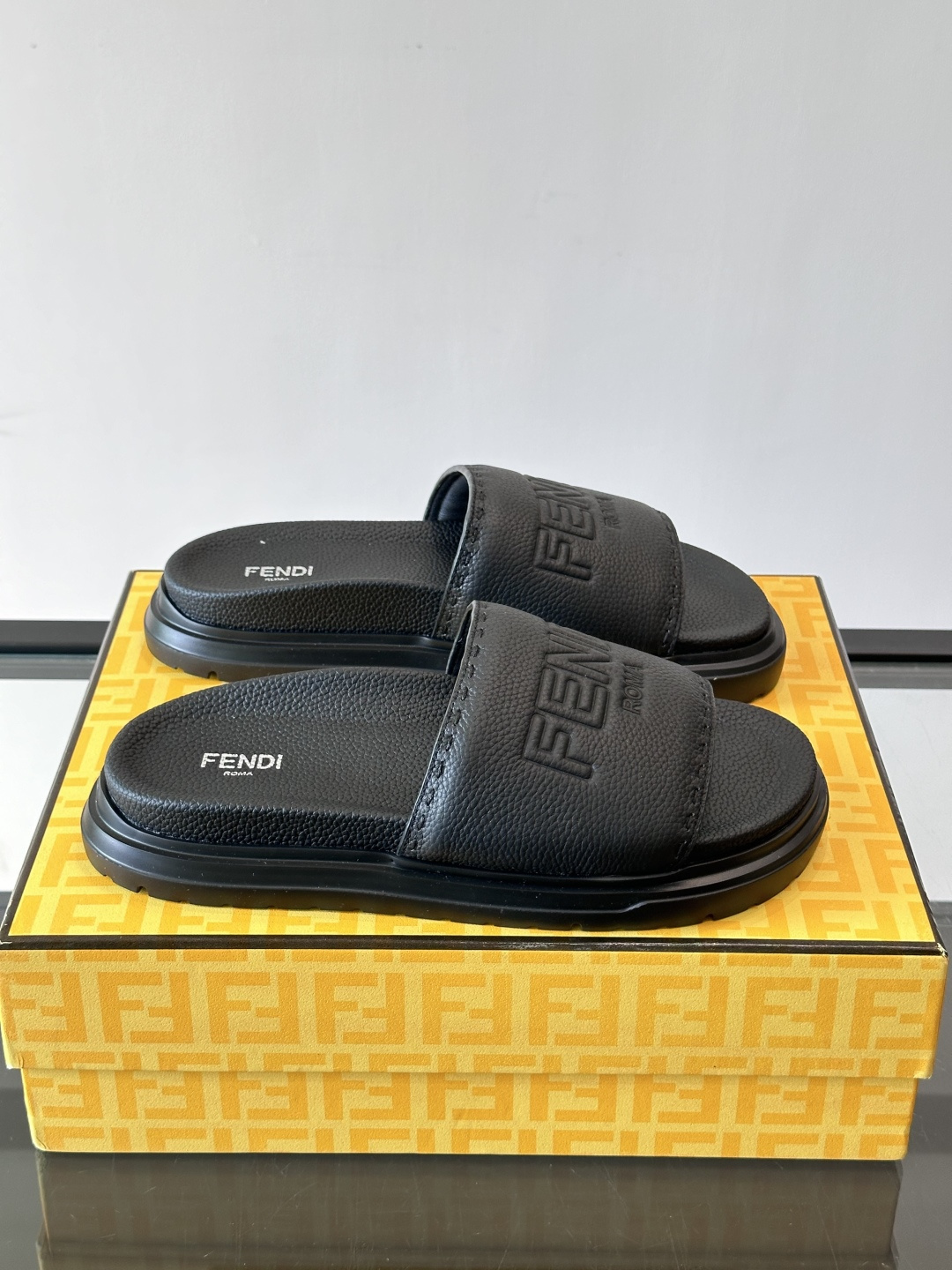 FEND*新款男士休闲拖鞋 真皮拼接老花牛仔面料真皮垫脚   加经典老花面印花 时尚稳重大气 鞋型非常包脚舒适  橡胶防