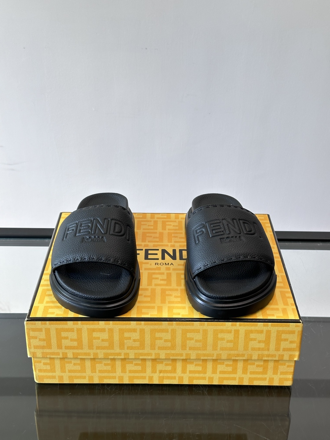 FEND*新款男士休闲拖鞋 真皮拼接老花牛仔面料真皮垫脚 加经典老花面印花 时尚稳重大气 鞋型非常包脚舒适 橡胶防 FEND*新款男士休闲拖鞋 真皮拼接老花牛仔面料真皮垫脚 加经典老花面印花 时尚稳重大气 鞋型非常包脚舒适 橡胶防