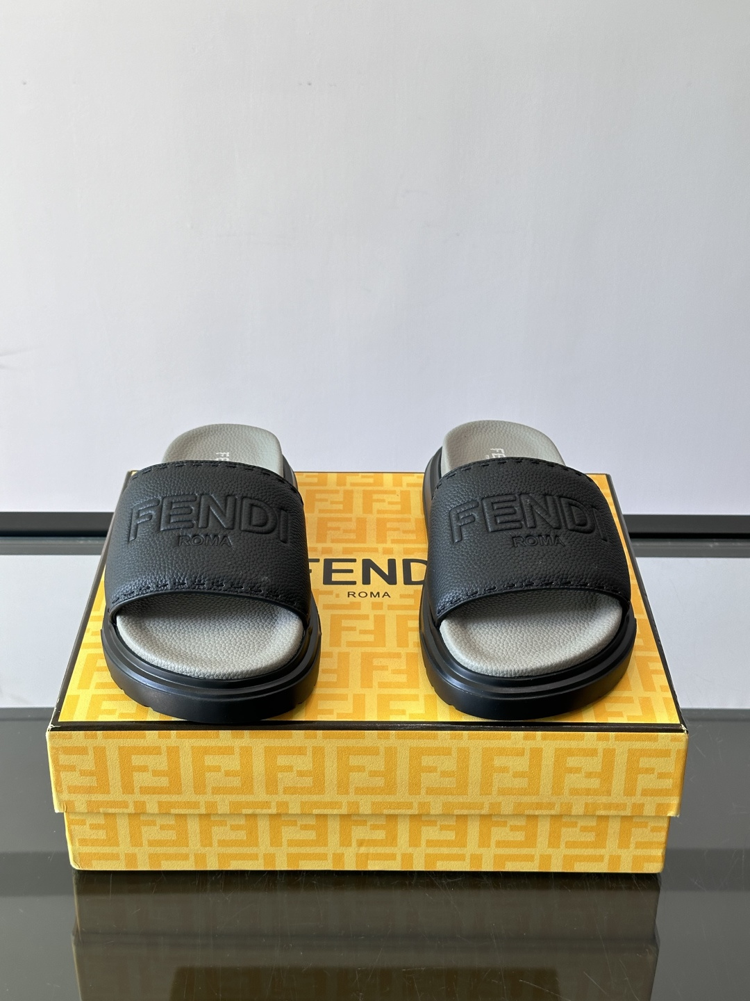 FEND*新款男士休闲拖鞋 真皮拼接老花牛仔面料真皮垫脚   加经典老花面印花 时尚稳重大气 鞋型非常包脚舒适  橡胶防
