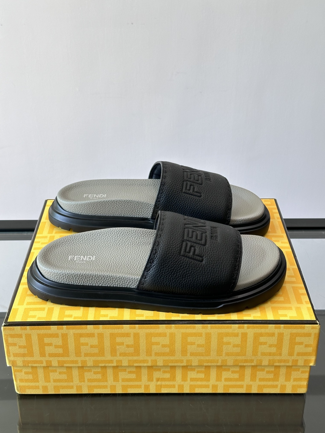 FEND*新款男士休闲拖鞋 真皮拼接老花牛仔面料真皮垫脚   加经典老花面印花 时尚稳重大气 鞋型非常包脚舒适  橡胶防