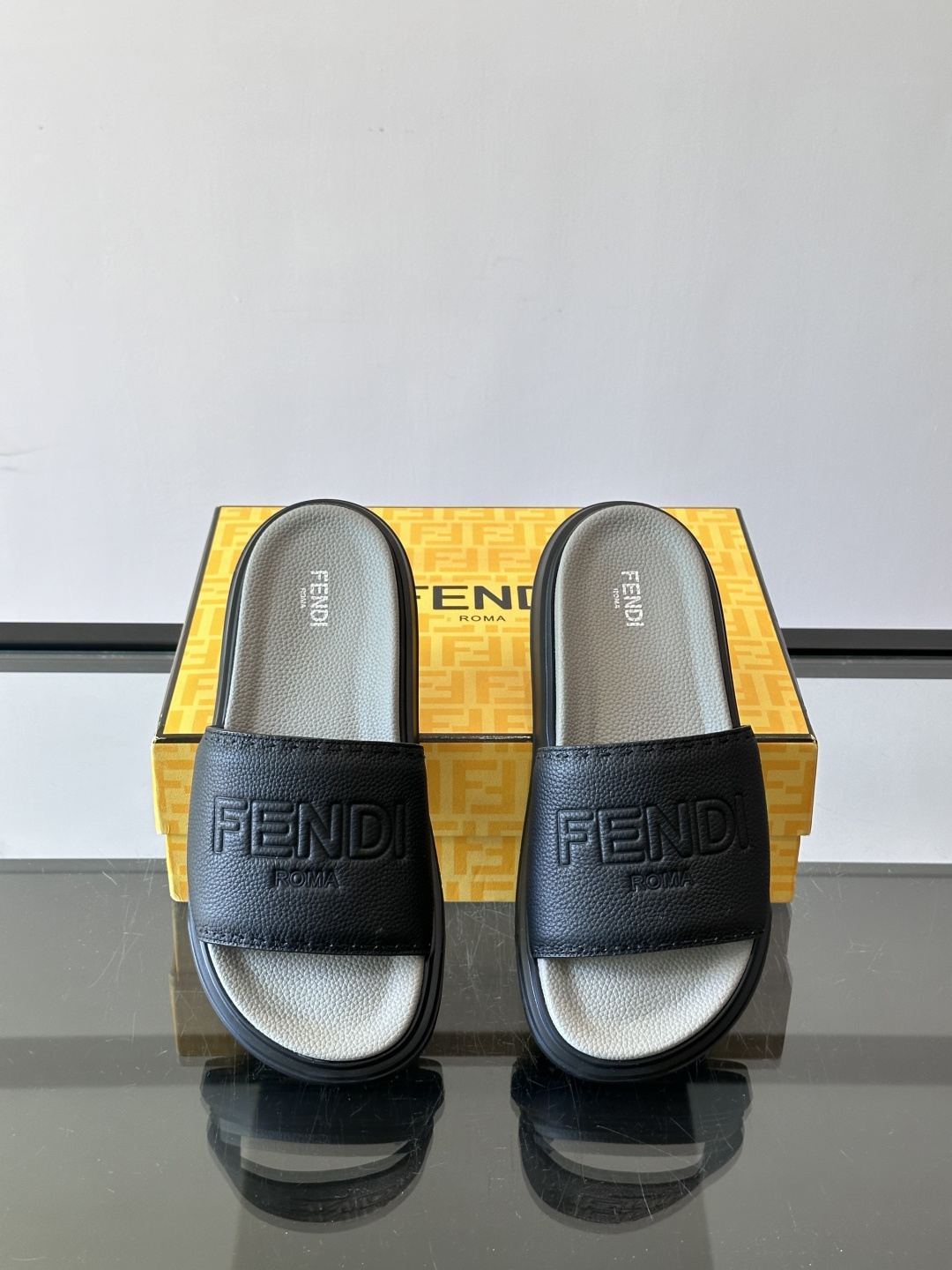 FEND*新款男士休闲拖鞋 真皮拼接老花牛仔面料真皮垫脚   加经典老花面印花 时尚稳重大气 鞋型非常包脚舒适  橡胶防